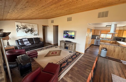 Hayward Cabin | Marina Hideaway: Lakeside Bliss on Round Lake