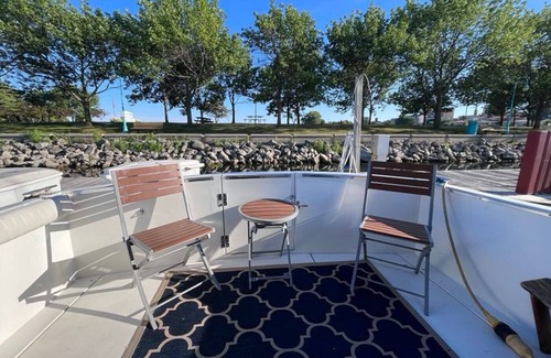 Racine Boat Rental | Marina Life II - 28 Carver @ Reef Point Marina