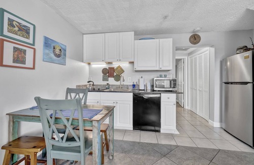 Airlie Condo | Marina Magic: Poolside Comfort & Cuisine!