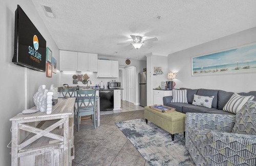 Airlie Condo | Marina Magic: Poolside Comfort & Cuisine!
