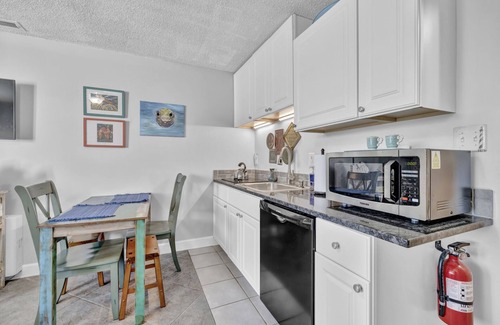 Airlie Condo | Marina Magic: Poolside Comfort & Cuisine!