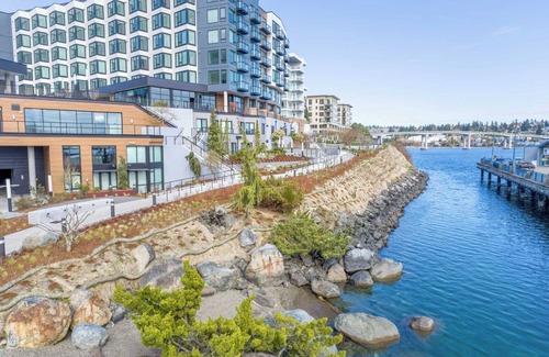 Bremerton House | Marina Square - Queen Panoramic Water View with Full Kitchen and W
