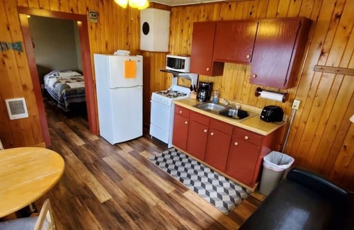 Ray Cabin | Marina View 1 Bedroom Sunset Cabin