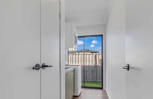 Moama House | Marina Views Summary: