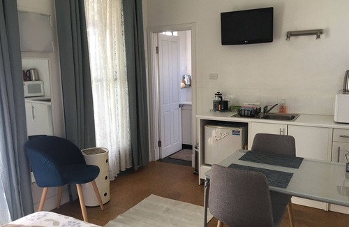 South Fremantle Apartment | Marine Beach Studio with sea views - Spring sale $155 a night! (SAVE 10%)