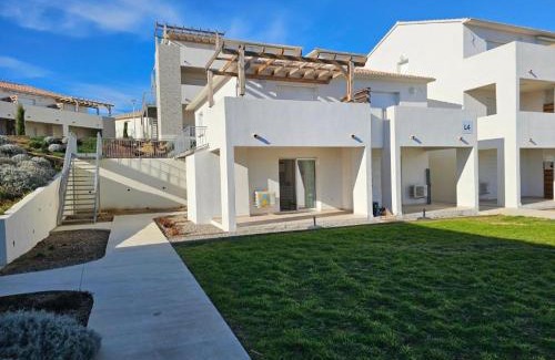 Bravone Apartment | MARINE DE BRAVONE T2 Terrasse Front de mer - Plage pieds dans l'eau - Clim - Piscine - WIFI