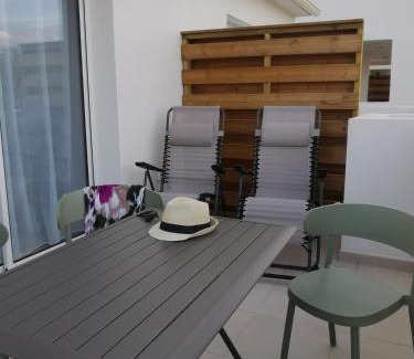 Bravone Apartment | MARINE DE BRAVONE T2 Terrasse Front de mer - Plage pieds dans l'eau - Clim - Piscine - WIFI