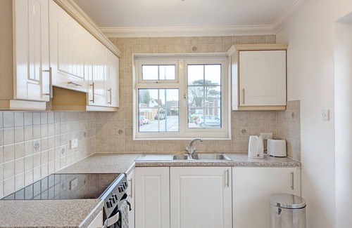 Bognor Regis Cottage | Marine Lodge - a bungalow that sleeps 4 guests in 2 bedrooms