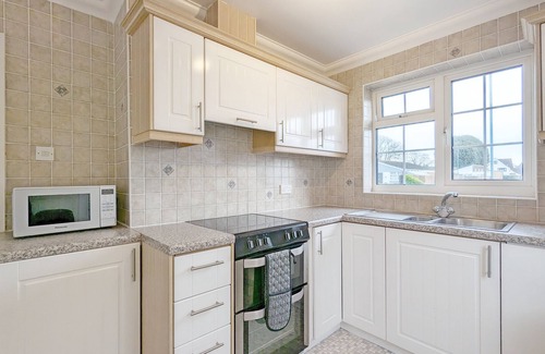 Bognor Regis Cottage | Marine Lodge - a bungalow that sleeps 4 guests in 2 bedrooms