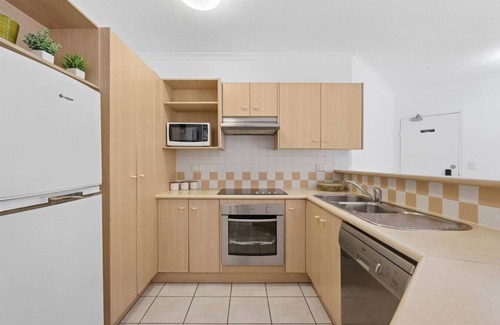 Labrador Apartment | Marine Parade Beach Getaway - Family Friendly