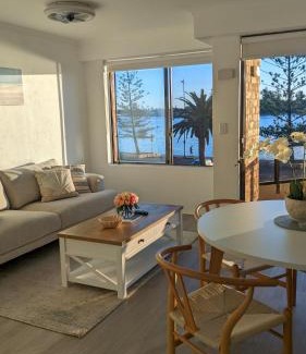 The Entrance Apartment | Marine Parade - Ocean Views - Unit 6