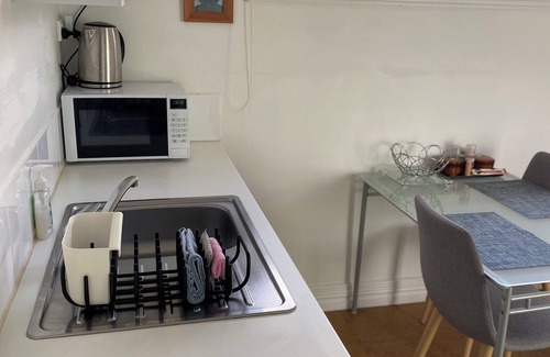 South Fremantle Apartment | MARINE TERRACE BEACH STUDIO Spring sale $155 A NIGHT! (SAVE 10%)