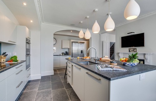Treator House | Marine Villa - Six Bedroom House, Sleeps 12