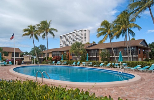 Marco Island Condo | Mariner Complex, Building 1 nAcross from Residents Beach