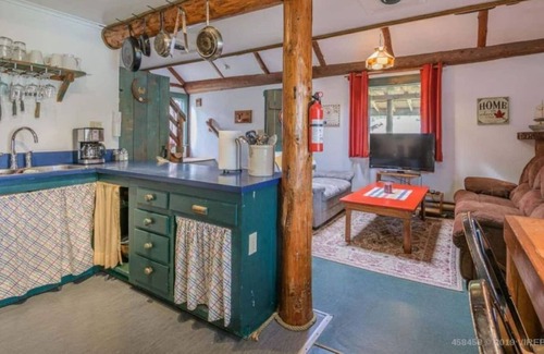 Bamfield House | Mariner Cottage - 8 Acre Waterfront Estate w/Dock
