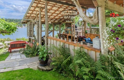Bamfield House | Mariner Cottage - 8 Acre Waterfront Estate w/Dock