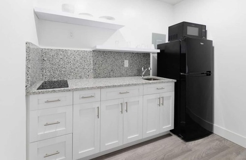 Hollywood Condo | MARINER M36 · Awesome 1 Bedroom Steps away from the beach!