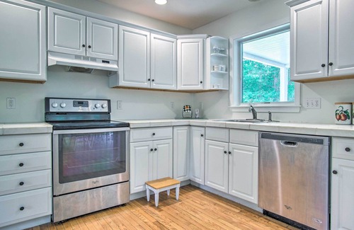 Marion House | Marion Home w/Private Deck < 1 Mi From Beach