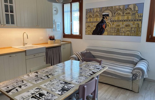 Longa Apartment | Marisa House facing field in Murano-Venice