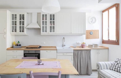 Longa Apartment | Marisa House facing field in Murano-Venice