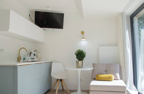 Eidelstedt Apartment | Maritime studio with spacious balcony. Free parking on the street