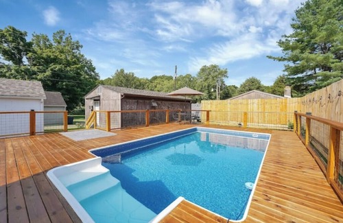 Laurelville House | Marjie’s Retreat with Hot Tub and Swimming Pool