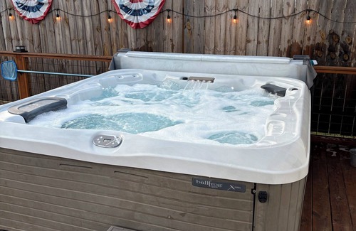 Laurelville House | Marjie’s Retreat with Hot Tub and Swimming Pool