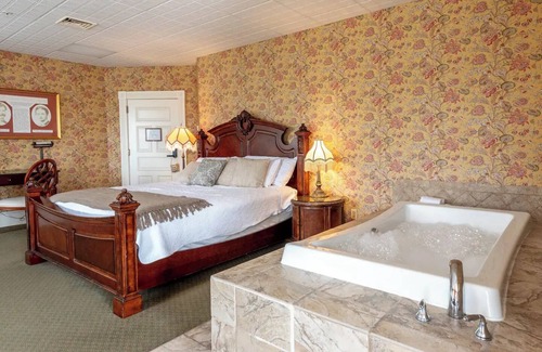 Geneseo Bed & Breakfast | Mark Twain Room - Big Tree Inn - In-Room Jacuzzinn