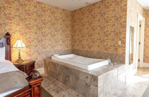 Geneseo Bed & Breakfast | Mark Twain Room - Big Tree Inn - In-Room Jacuzzinn