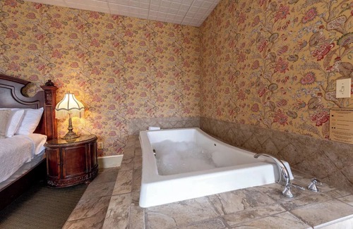 Geneseo Bed & Breakfast | Mark Twain Room - Big Tree Inn - In-Room Jacuzzinn