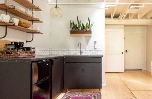 East Market District Apartment | Market #3 · Stellar Suites | Bohemian Chic Nulu | With Bikes