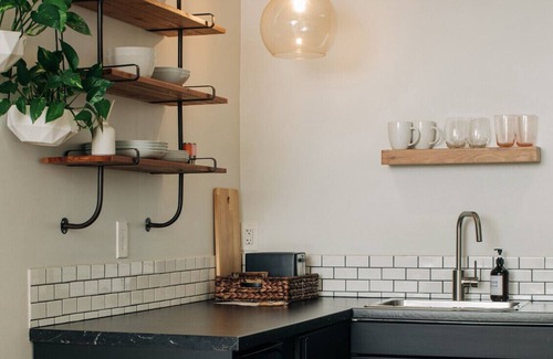 East Market District Apartment | Market #3 · Stellar Suites | Bohemian Chic Nulu | With Bikes