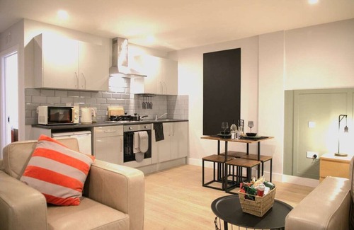 Northampton Apartment | Market Eden, King Deluxe suite