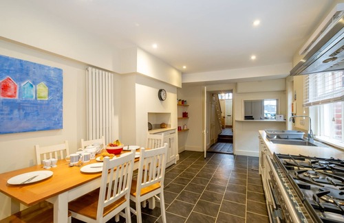 Aldeburgh Apartment | Market Place - sleeps 8 guests in 4 bedrooms