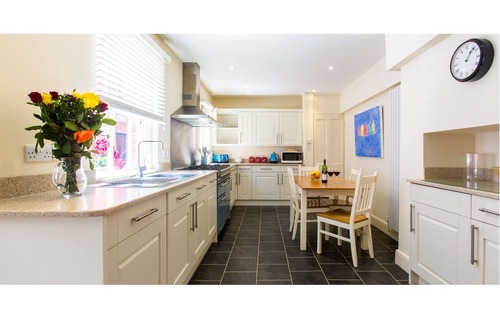 Aldeburgh Apartment | Market Place - sleeps 8 guests in 4 bedrooms