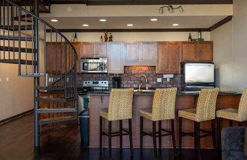 Sandusky Condo | Marlin at the Lake, Condo! Sleeps 10