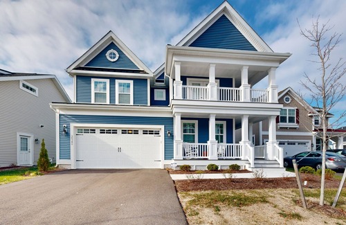 Cedar Neck House | Marlin Chase home with resort amenities, patio, grill, balcony