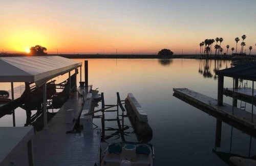 Discovery Bay House | Marlin Cove Pet Friendly Waterfront Retreat