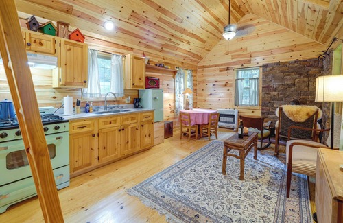 Marlinton Cabin | Marlinton Cabin Rental w/Greenbrier River Access!