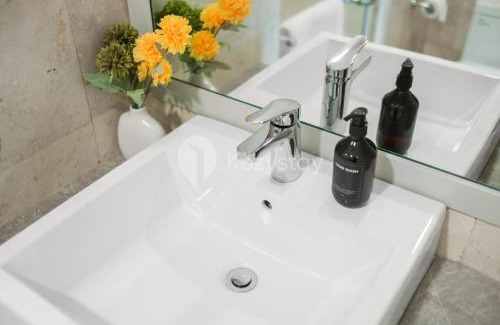 East Kuningan Apartment | Marmo by Kozystay - Mega Kuningan