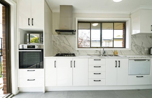 Ringwood House | Maroondah 3BR Brick House Free Wi-Fi Parking