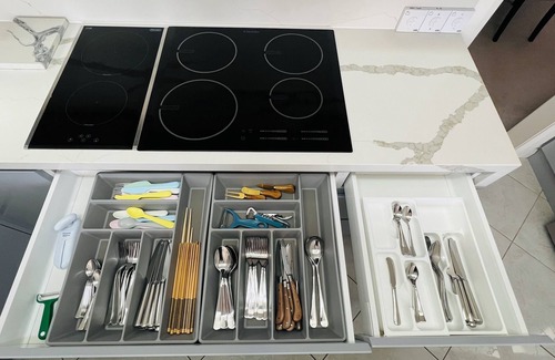 Maroubra House | Maroubra Gem Close to Everything Sleeps 16. 5 bedrooms 3bath.Free parking 4 cars