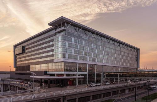Dorval Hotel | Marriott Montreal Airport In-Terminal Hotel