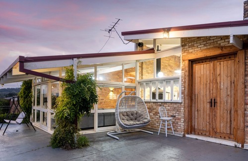 Menangle Cottage | Mars: Explore Starlink with Luxe Farmhouse Getaway