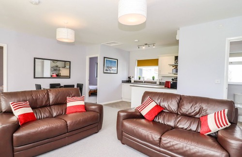 Oulton Broad Cottage | MARSH BUNGALOW, pet friendly, character holiday cottage in Lowestoft