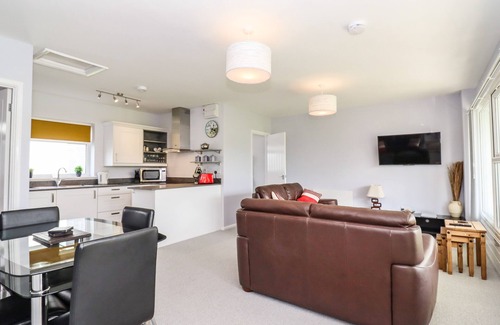 Oulton Broad Cottage | MARSH BUNGALOW, pet friendly, character holiday cottage in Lowestoft