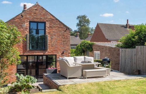 Loughborough House | Marsh Mallow Cottage - Hot Tub Packages Available