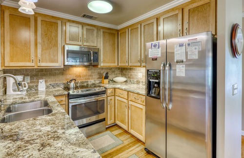 Seabrook Island Condo | Marsh view villa with screened porch, free WiFi, and access to community pool!