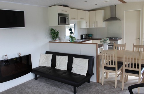 Barton-upon-Humber Cabin | MARSHLANDS LAKESIDE NATURE RETREAT