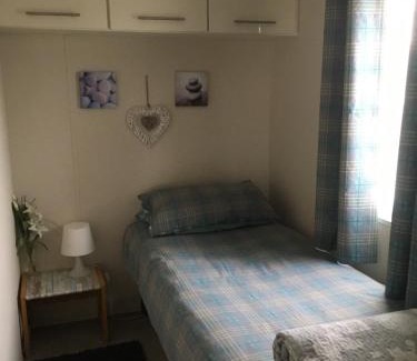 Barton-upon-Humber Cabin | Marshlands Lakeside Nature Retreat